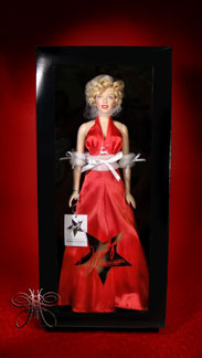http://www.magmaheritage.com/FranklinMint/christmasmarilyn1med.jpg