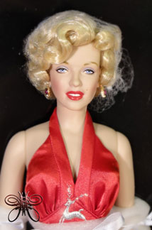 http://www.magmaheritage.com/FranklinMint/christmasmarilyn2med.jpg