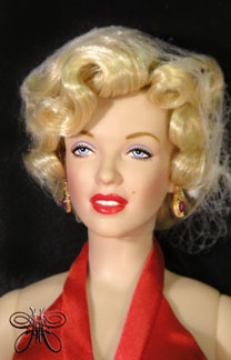 http://www.magmaheritage.com/FranklinMint/christmasmarilyn3med.jpg