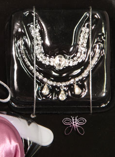 http://www.magmaheritage.com/FranklinMint/diamondsmarilyn2med.jpg