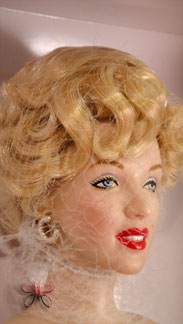 http://www.magmaheritage.com/FranklinMint/dontbother2knockmarilyn3med.jpg