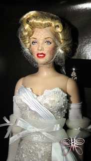 http://www.magmaheritage.com/FranklinMint/marilynmoviedebut2med.jpg