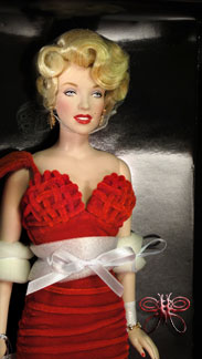 http://www.magmaheritage.com/FranklinMint/marilynstardebut2medium.jpg