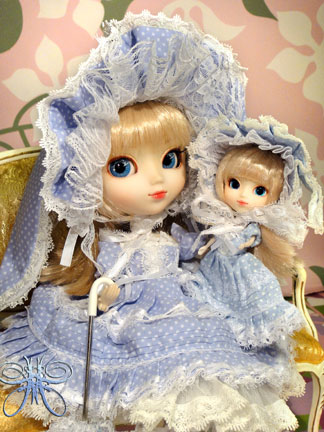 This auction is for the beautiful mini Aquel Pullip doll