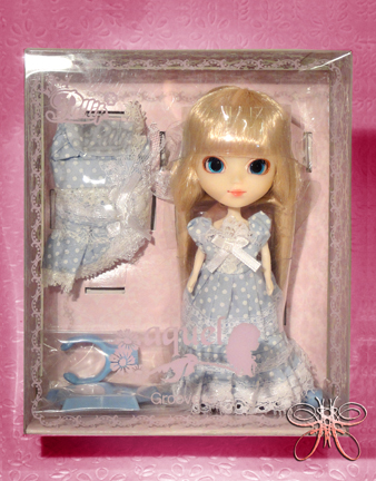 This auction is for the beautiful mini Aquel Pullip doll