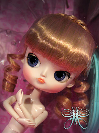 This Pullip Dal doll features